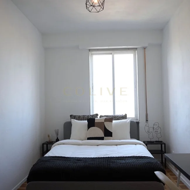 Cama y mesas de noche